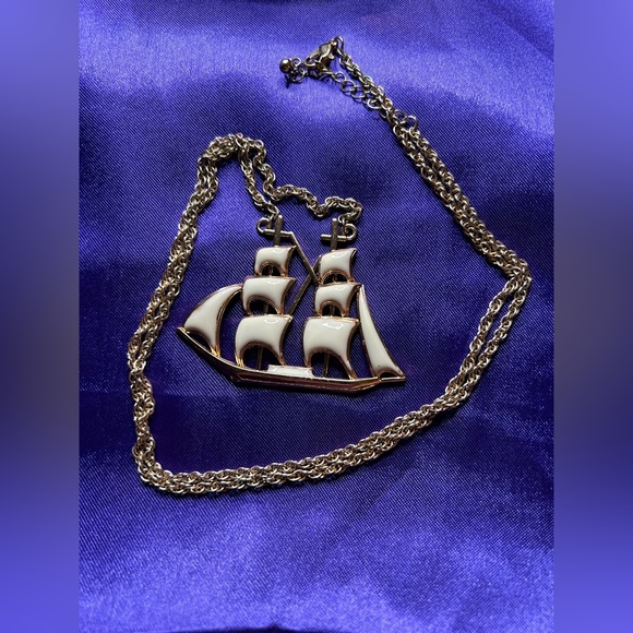 URBAN OUTFITTERS Gold Tone metal and enamel Ship necklace. - Picture 7 of 8